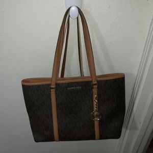 Michael kors jet set tote